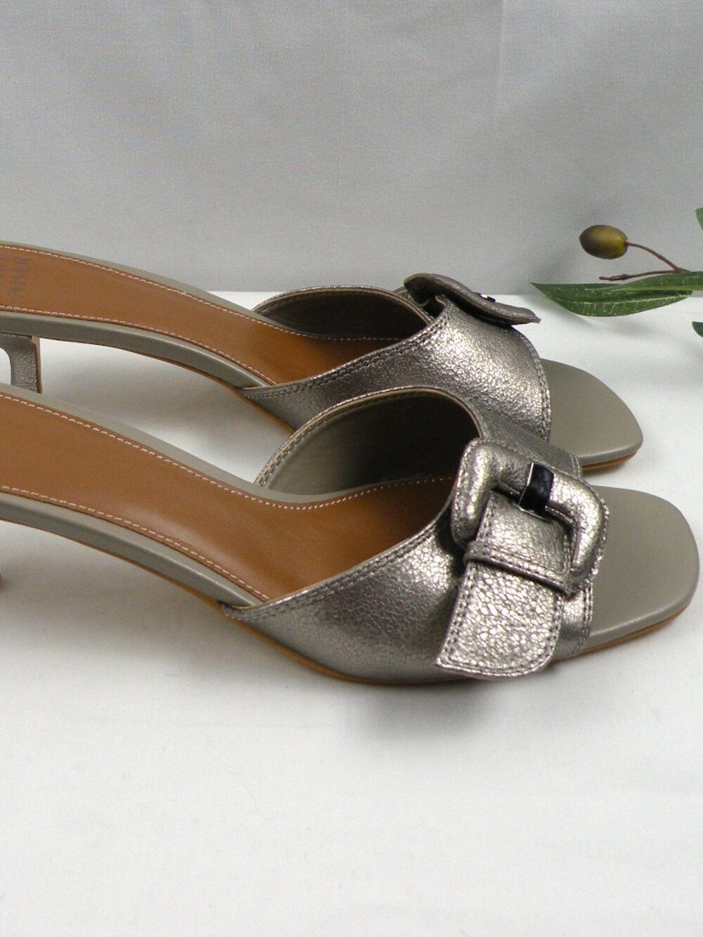 Worn Once Donald Pliner "Cherry" Metallic Buckle Slide Sandals size 11 - Picture 2 of 9